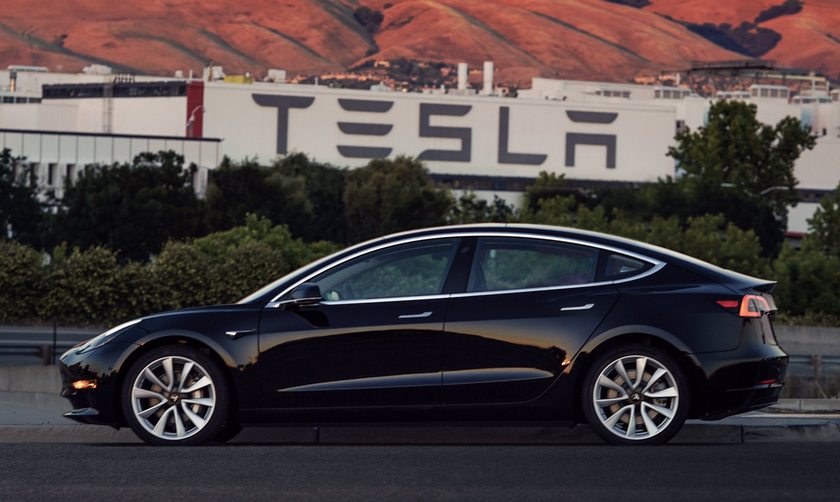 Маск показал первую серийную Tesla Model 3