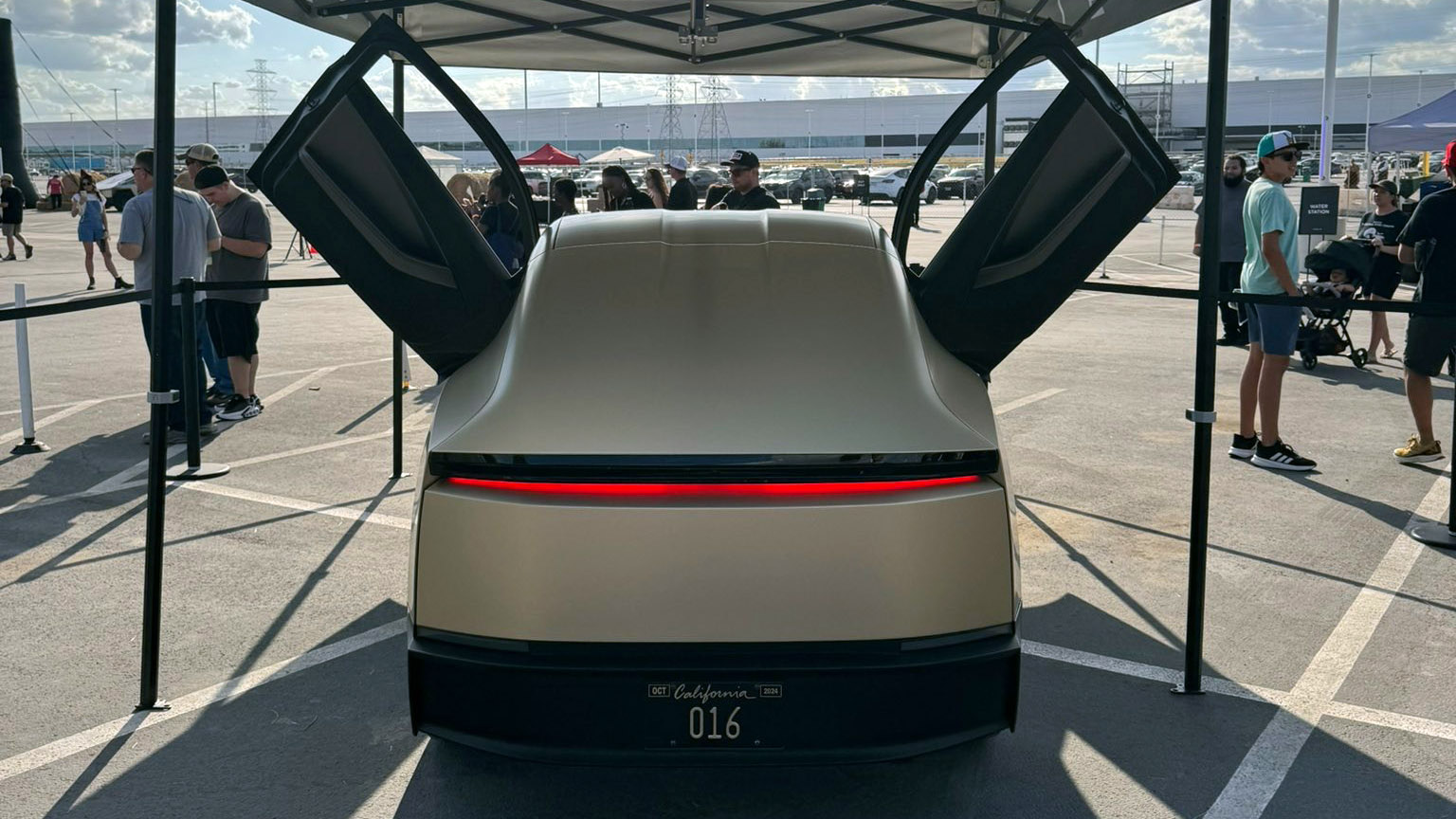 Tesla demonstrates unmanned Robotaxi in daylight for the first time (video)