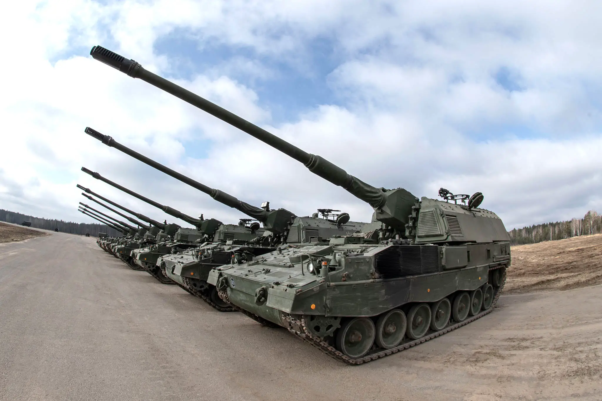 Deutschland will bis zu 28 Panzerhaubitze 2000 kaufen, um die an die Ukraine abgegebenen Panzerhaubitzen zu ersetzen