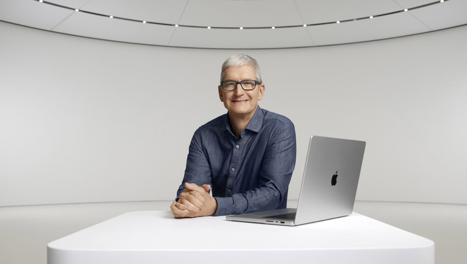 Tim Cook will voluntarily cut his own compensation package by about $50 million