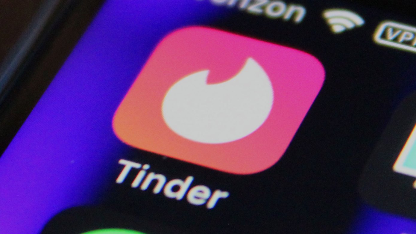 Tinder тестує АІ-функцію для підбору фотографій, щоб допомогти користувачам створювати профілі для знайомств