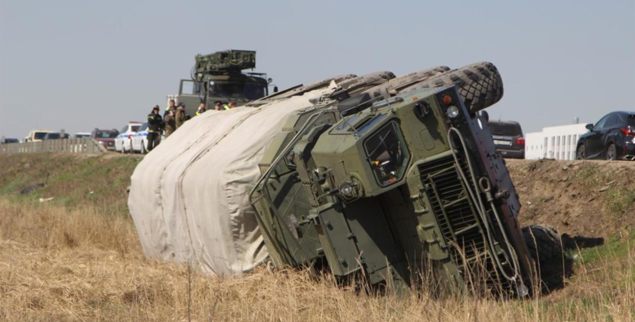 Un soldat russe ivre renverse un système de missiles sol-air S-400 d'une valeur de 160 millions de dollars