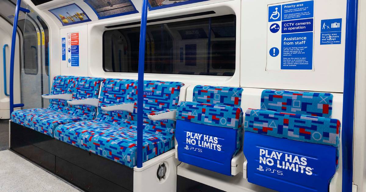 Il respiro del giocatore nella metropolitana di Londra: PlayStation ha realizzato carrozze in stile su una linea per celebrare il suo 30° anniversario