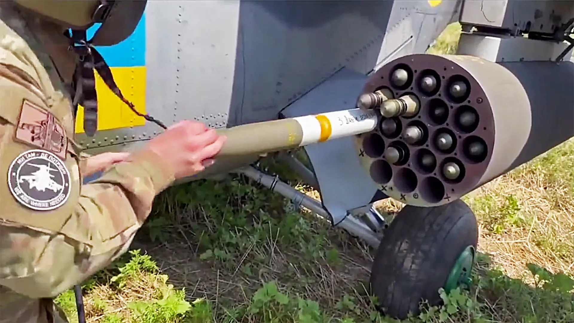 Die ukrainischen Streitkräfte zeigten das Laden von US-Hydra-Raketen in die M261-Abschussvorrichtung eines Mi-24V-Hubschraubers