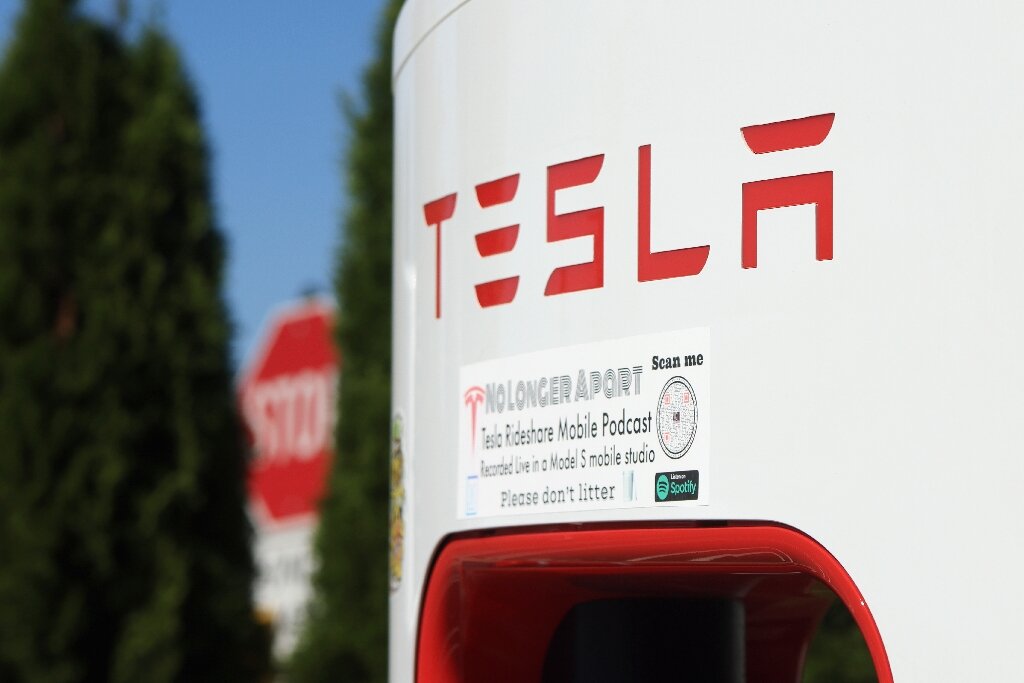 Американські регулятори запросили більше записів про автопілот Tesla