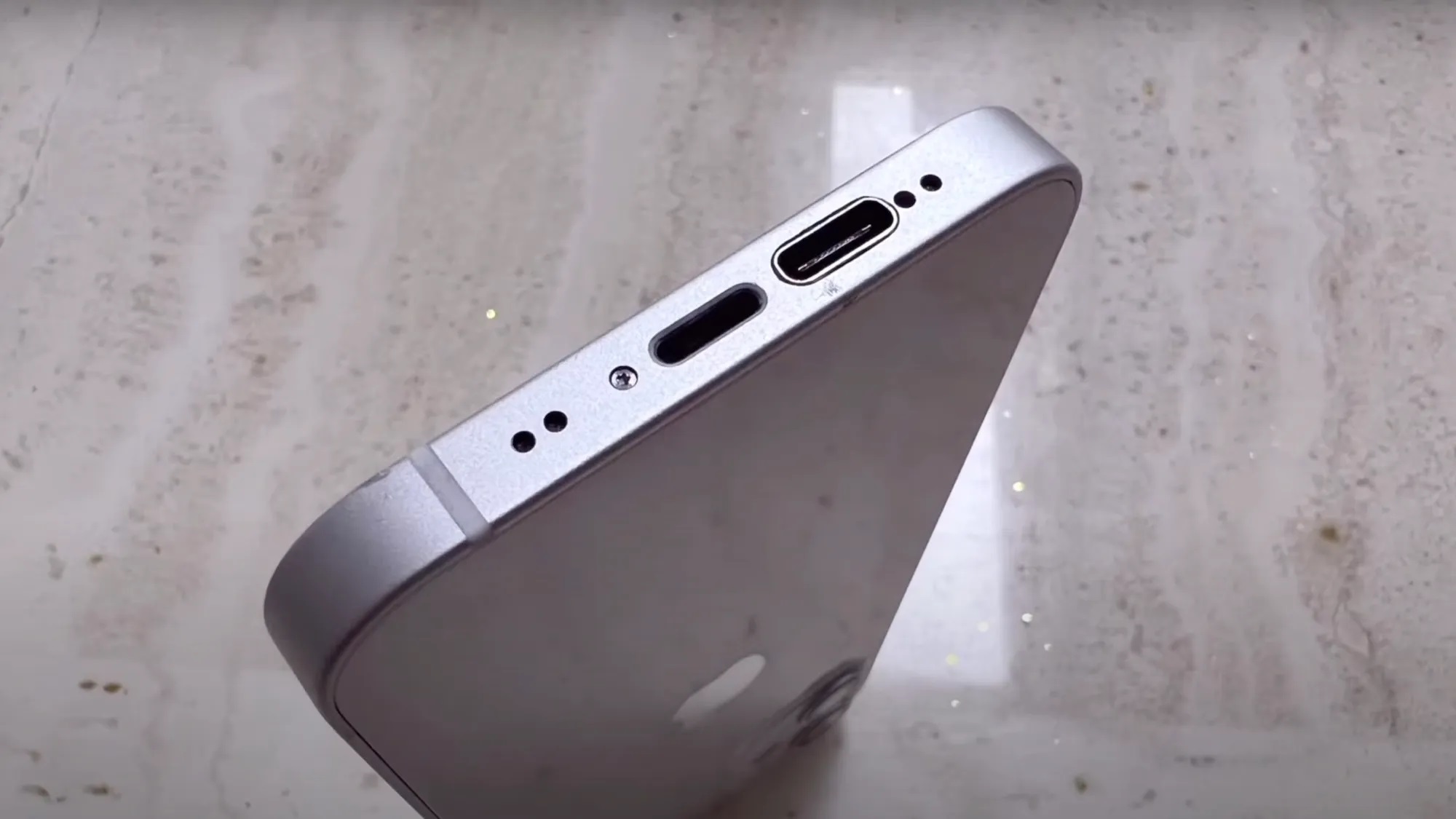 Pourquoi choisir ? Un passionné a fabriqué un iPhone doté de deux connecteurs - Lightning et USB-C.