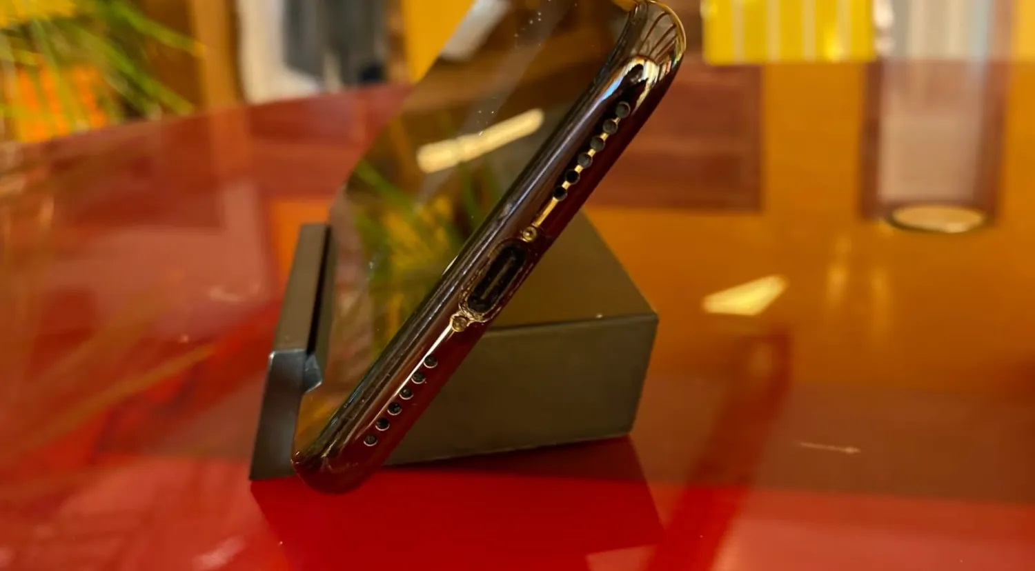 Un altro appassionato ha riprogettato l'iPhone X con resistenza all'acqua e USB-C. Il precedente è stato venduto per $ 86.000