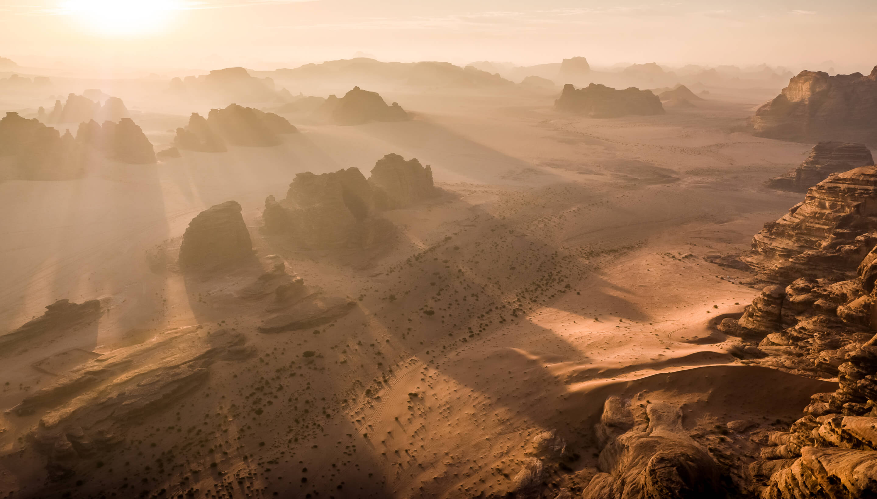 El director de "Con Air", Simon West, va a empezar a trabajar en un nuevo proyecto del género de "Troya" y "Gladiator", rodado en Arabia Saudí, en la región de Neom, donde se proyecta una megaciudad de 500.000 millones de dólares