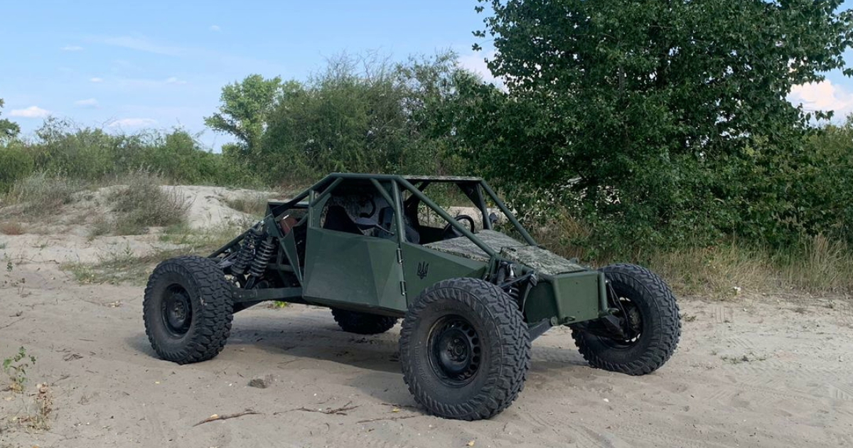 Il Varan buggy, che può raggiungere una velocità di oltre 100 km/h sulla sabbia e trasportare 500 kg di carico, è stato approvato per la consegna dal Ministero della Difesa.