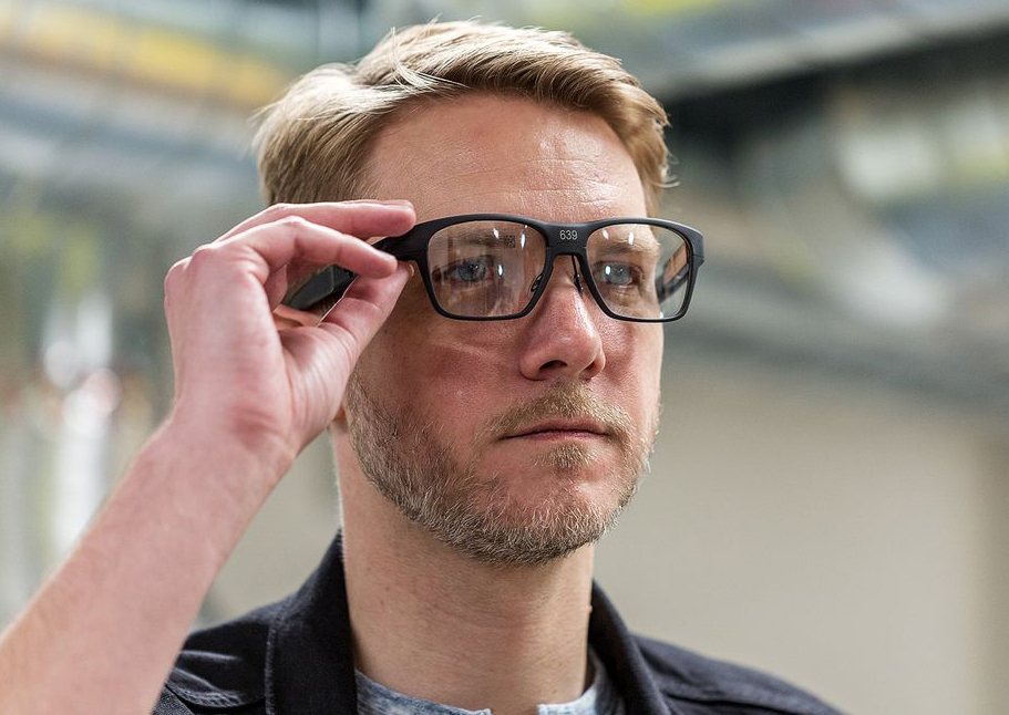 Intel showed smart Vaunt glasses, which project a picture on the retina of the eye
