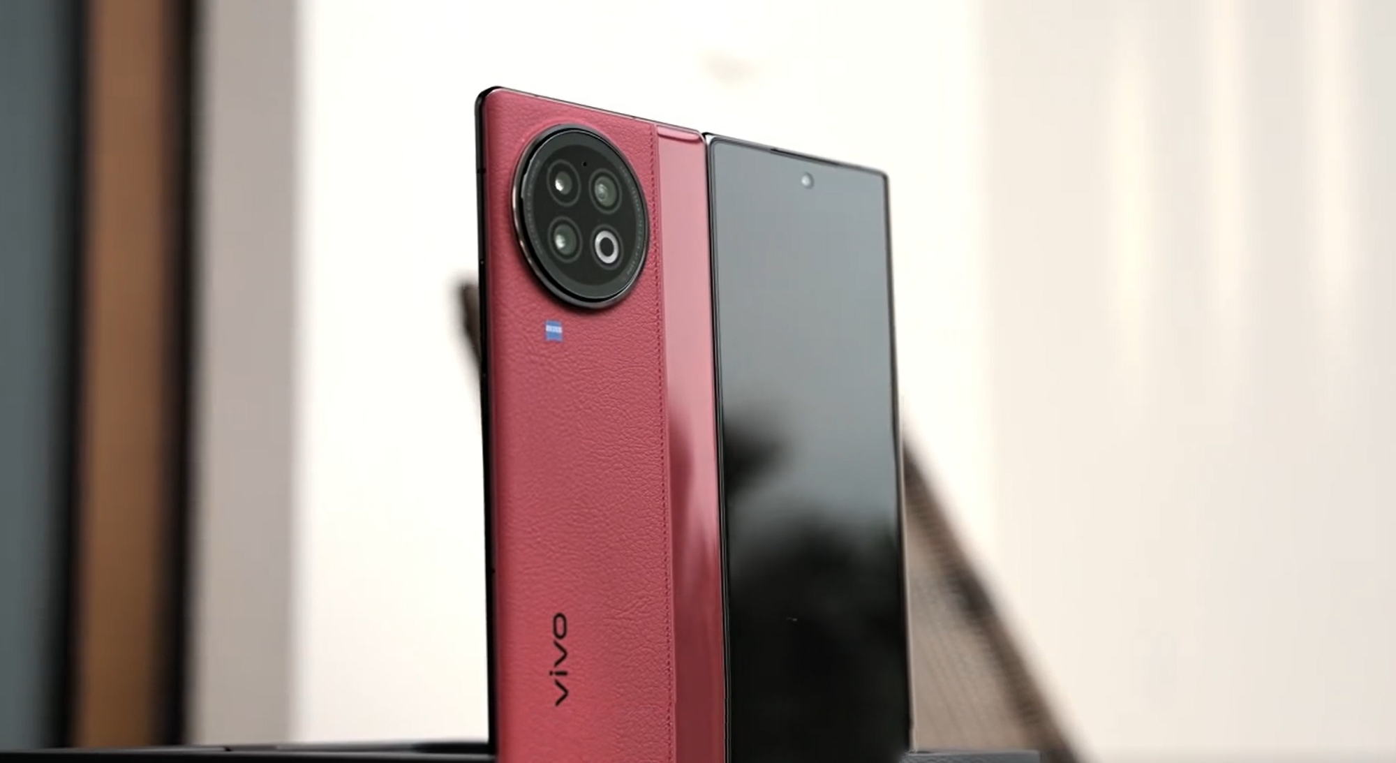 A video of the unboxing of the vivo X Fold 2 smartphone: two displays, Zeiss camera and red has surfaced online
