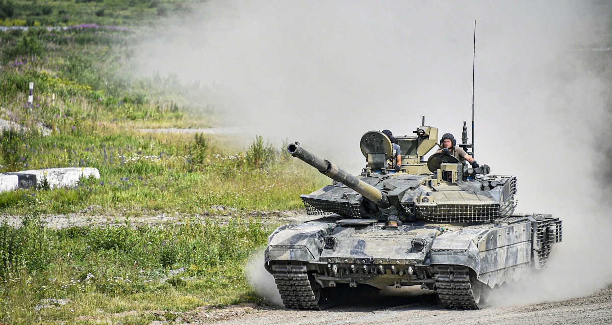 El blindaje de un tanque ruso T-90M mejorado, valorado en 5 millones de dólares, comienza a desintegrarse tras recibir el impacto de un proyectil.