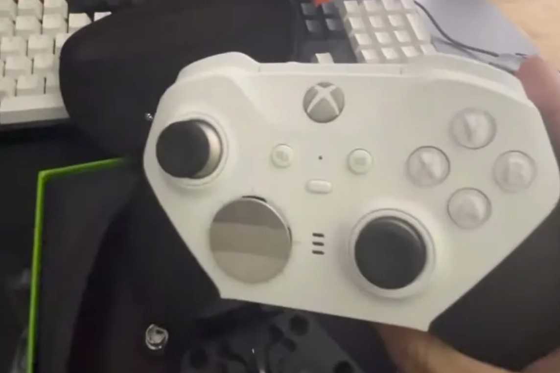 El gamepad Xbox Elite 2 blanco no anunciado se muestra en un vídeo de presentación