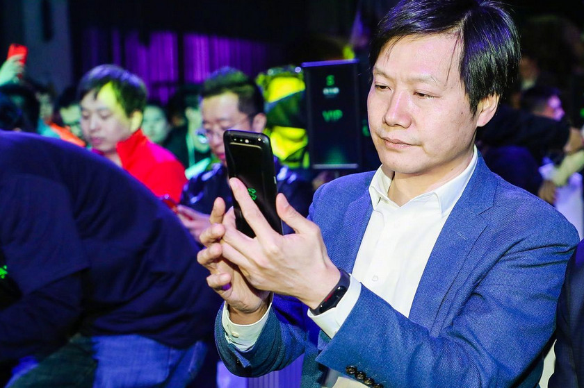 Фитнес-браслет Xiaomi Mi Band 3 разглядели на руке главы компании