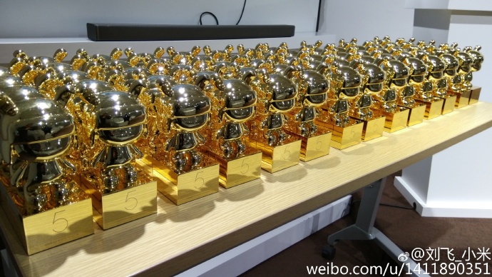 Xiaomi вручила работникам с пятилетним стажем кроликов из чистого золота