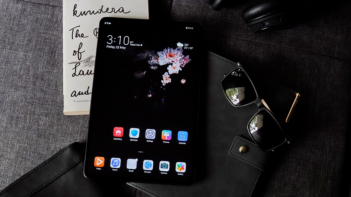 Планшет Huawei MatePad на столі