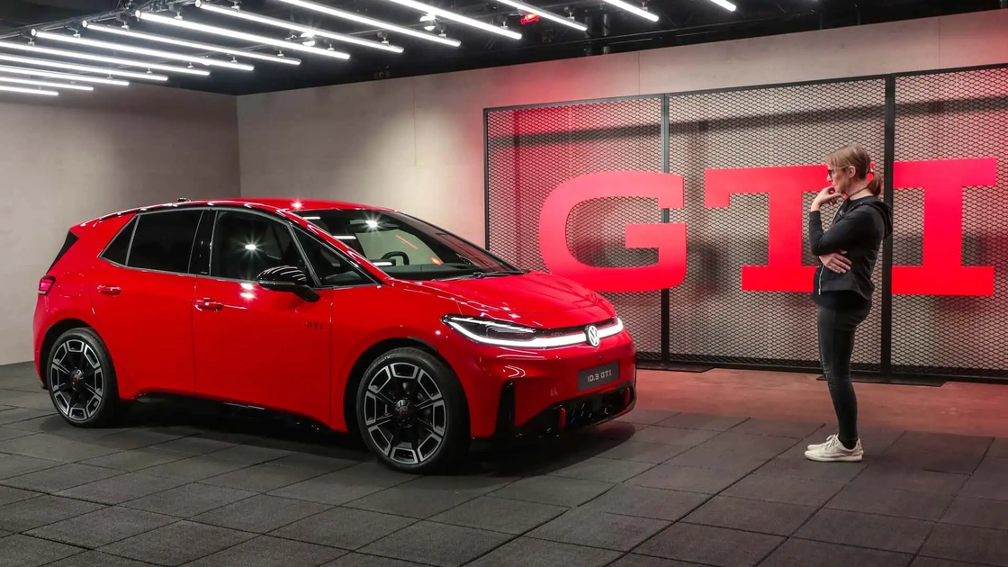 Електричний хетчбек Volkswagen ID3 GTI червоного кольору