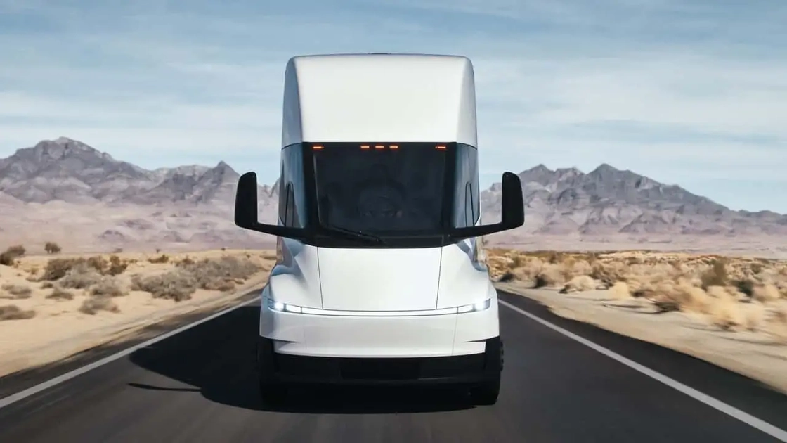 Електрична вантажівка Tesla Semi на виставці в Ганновері