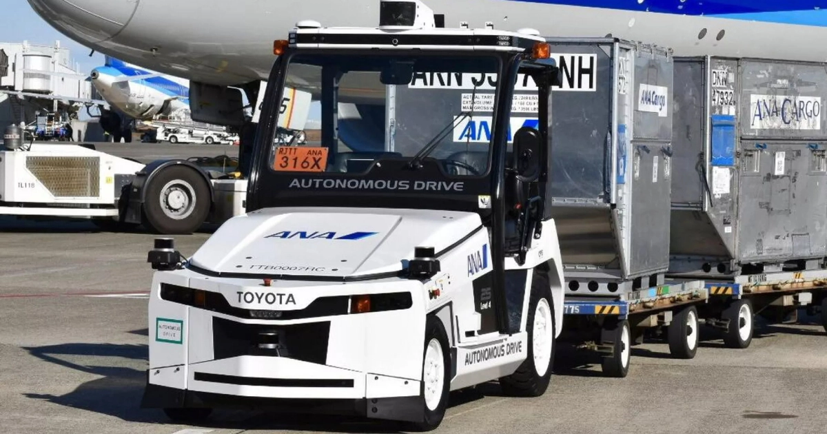Technological breakthrough: Luggage tractor Toyota in action at Haneda Airport