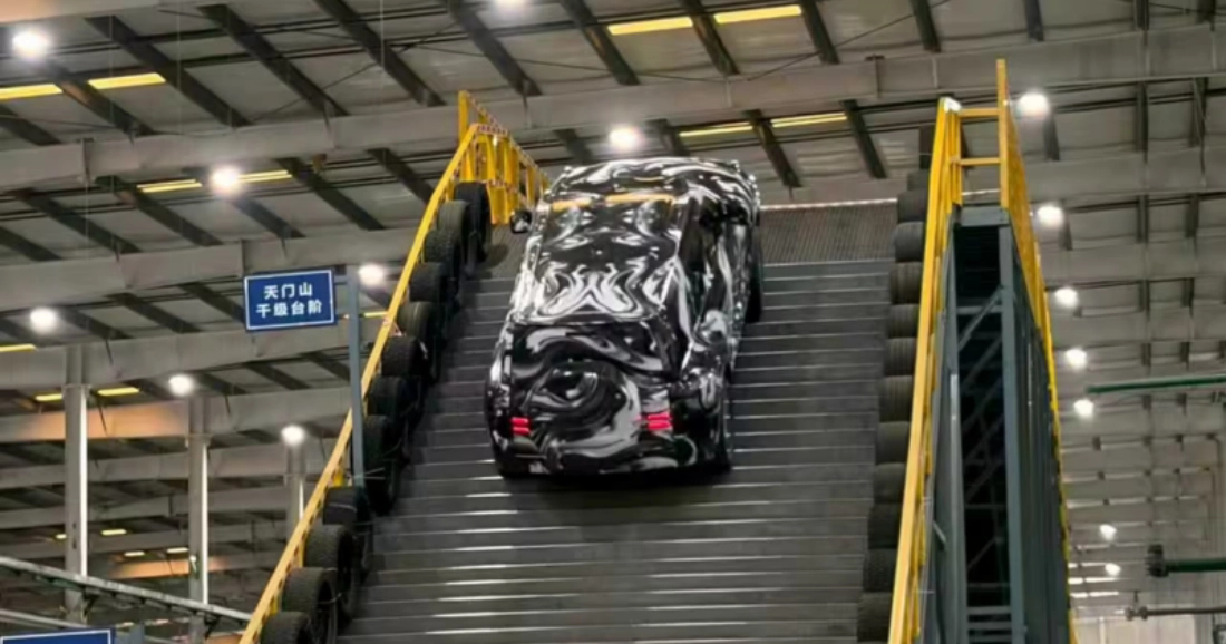 Китайський електровнедорожник Yangwang U8: новий рівень пересування по сходах