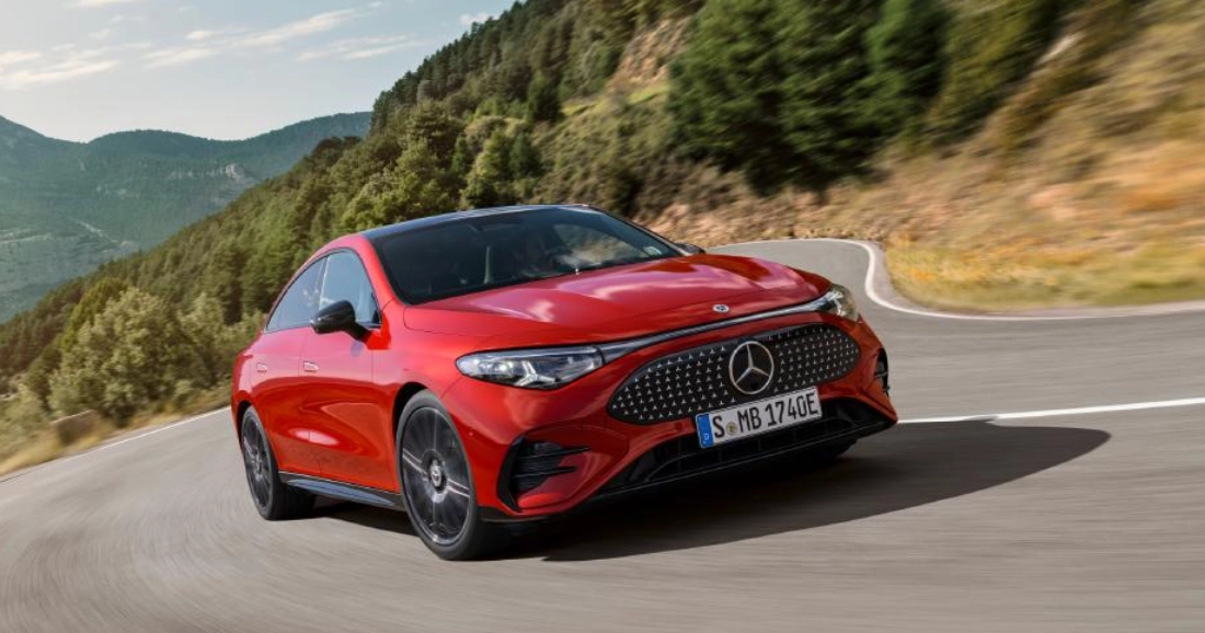 Mercedes-Benz CLA седан, срібний, вид спереду збоку