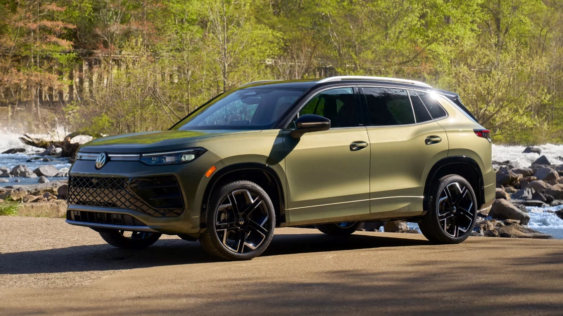 Кросовер Volkswagen Tiguan на дорозі