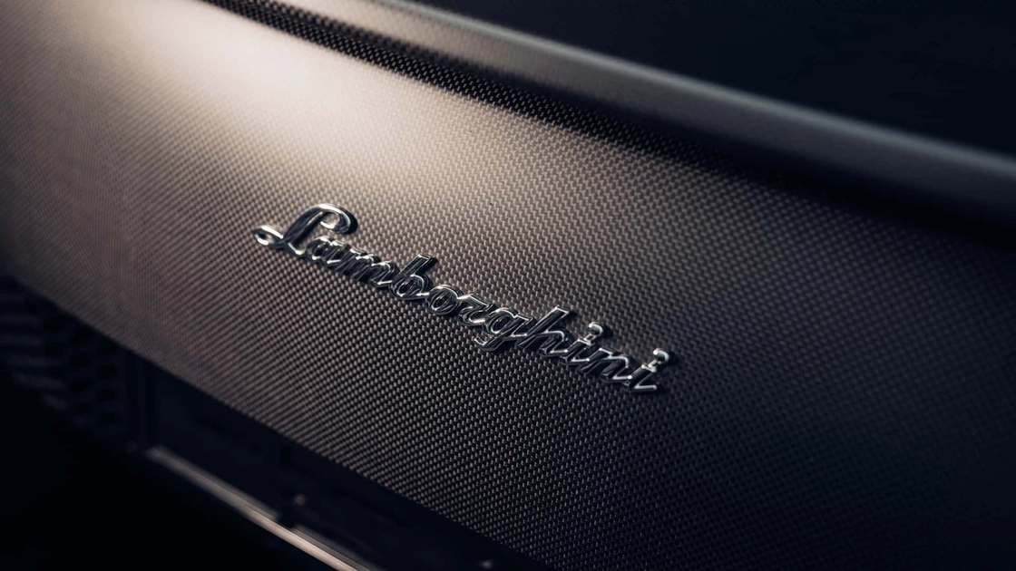 Коричнева Lamborghini Murciélago SV на дорозі