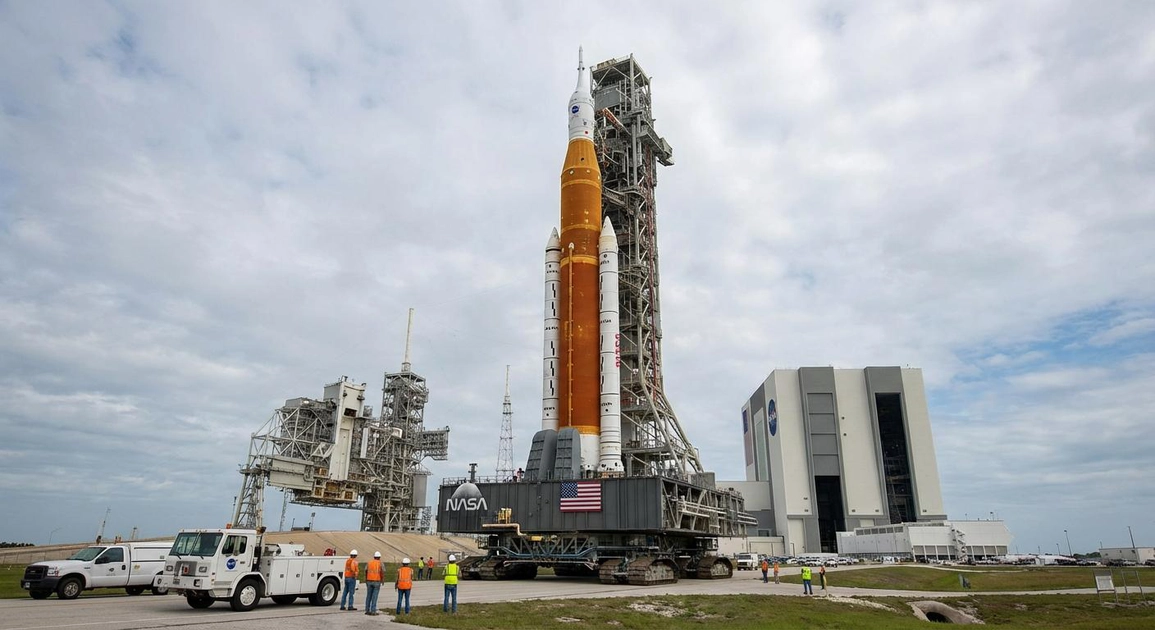 Ракета SLS на стартовому майданчику 39B перед можливим відкатом