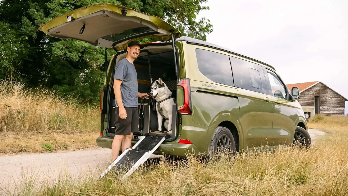 Інтер'єр кемпера SpaceCamper Classic Dog з облаштованим місцем для собаки