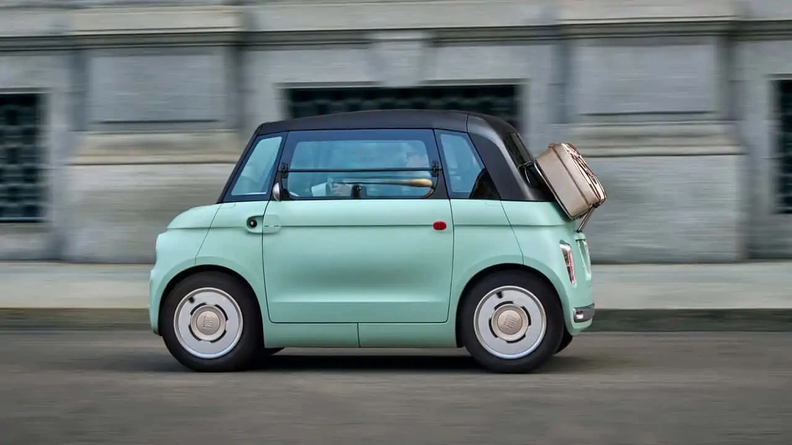 Компактний електромобіль Fiat Topolino блакитного кольору