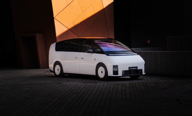 Электрический минивен Li Auto Mega Home в серебристом цвете