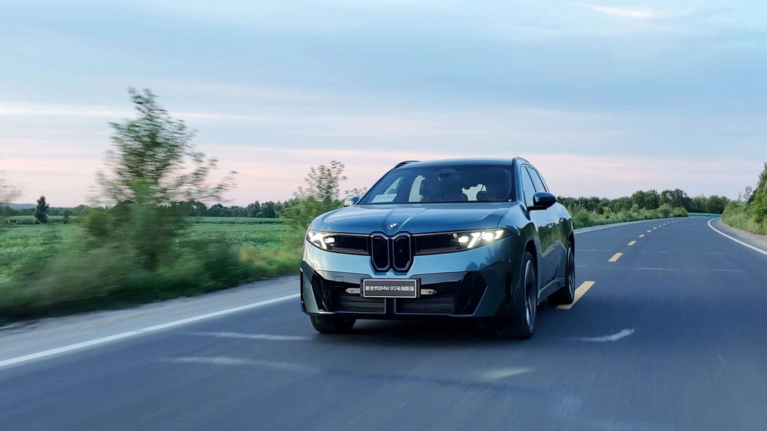 Електромобіль BMW iX3 50L на трасі під час рекордного заїзду