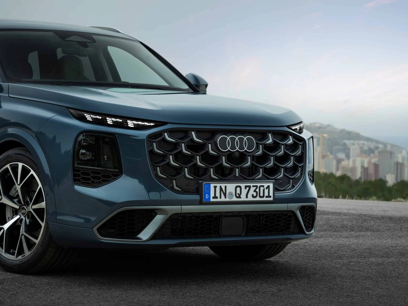 Передняя часть новой Audi Q7 с подсвеченной решеткой радиатора