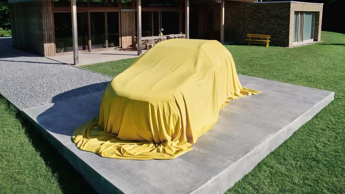 Новий Mercedes GLA на офіційному тизері перед прем'єрою