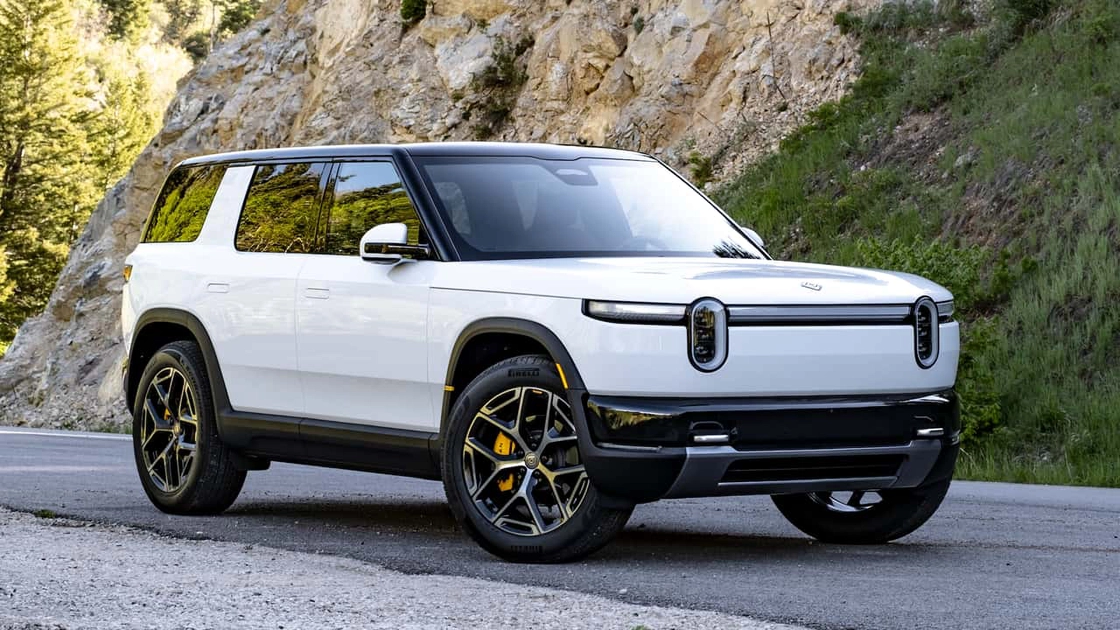Електромобіль Rivian R2 на дорозі