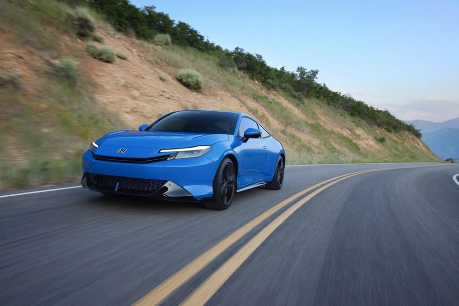 Гібридне купе Honda Prelude на дорозі