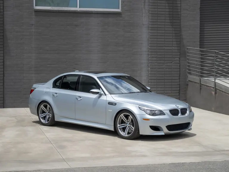 BMW M5 E60 кольору Silverstone Metallic