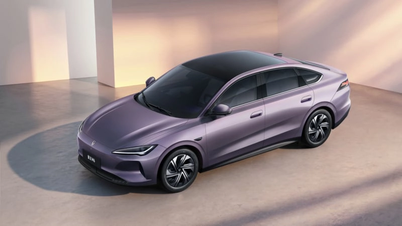 Электрический седан Jetta M6 фиолетового цвета
