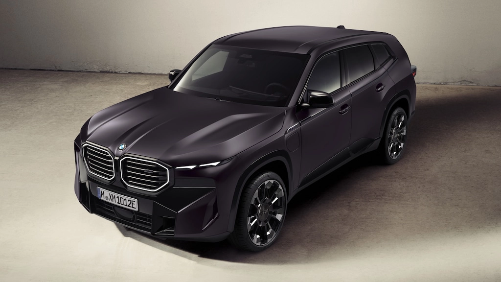 Сріблястий BMW X5 Kith на презентації