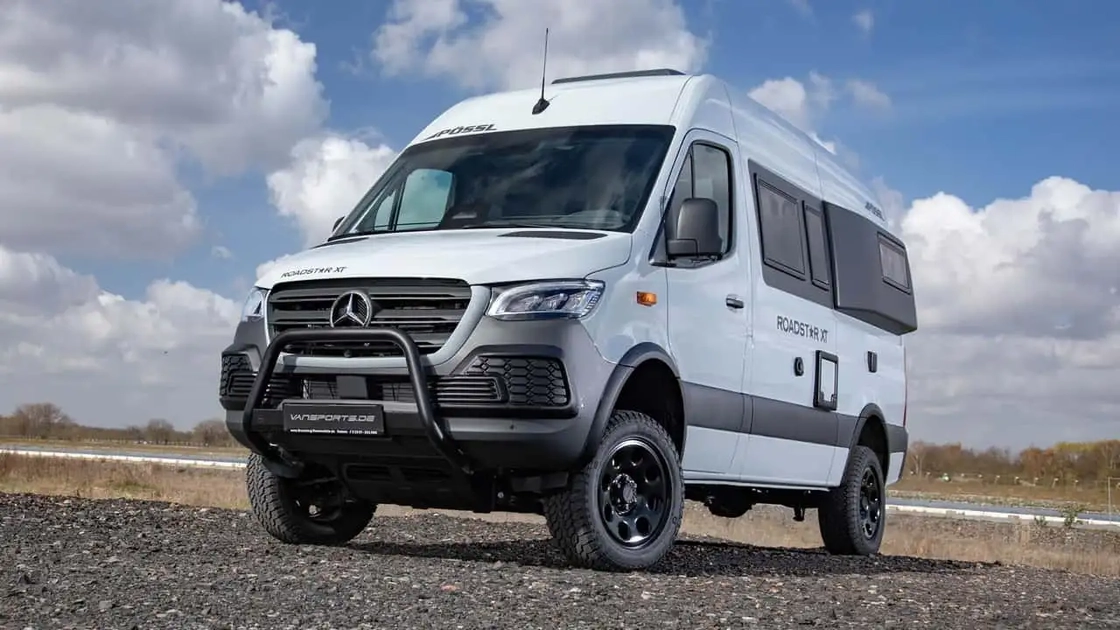 Позашляховий Mercedes-Benz Sprinter від Vansports у чорному кольорі