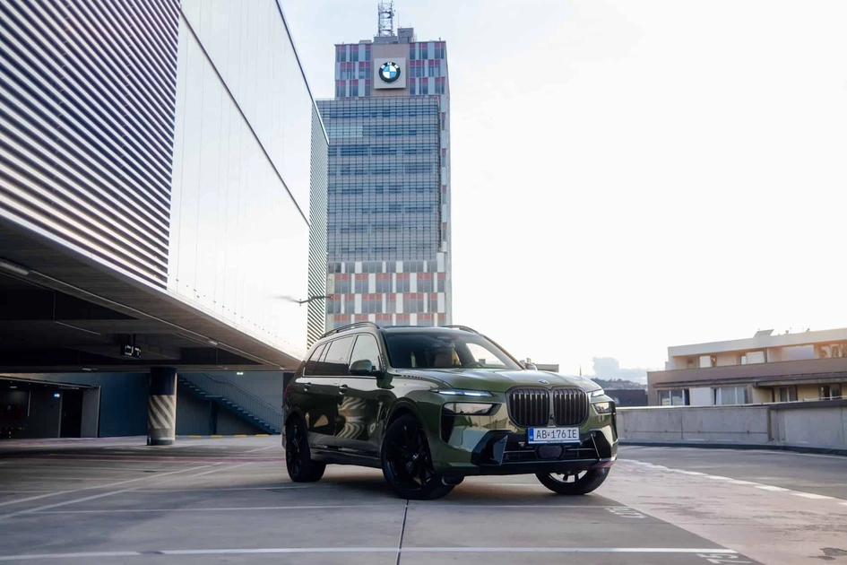 BMW X7 xDrive40d в кольорі Urban Green Solid