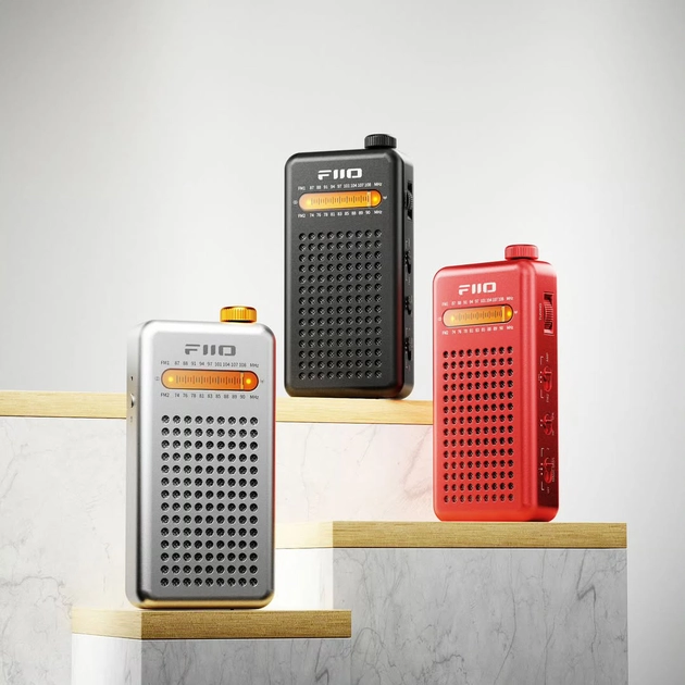 Кишеньковий радіоприймач FiiO RR13 у сріблястому кольорі