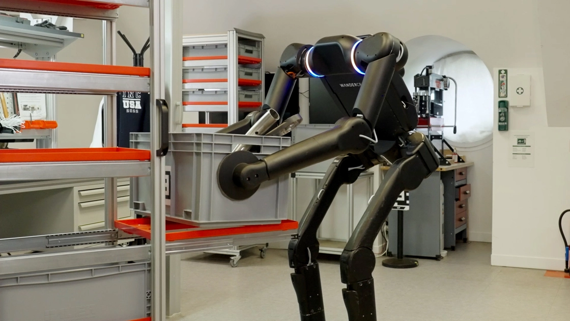 Robot humanoïde Calvin déplaçant des pneus en usine