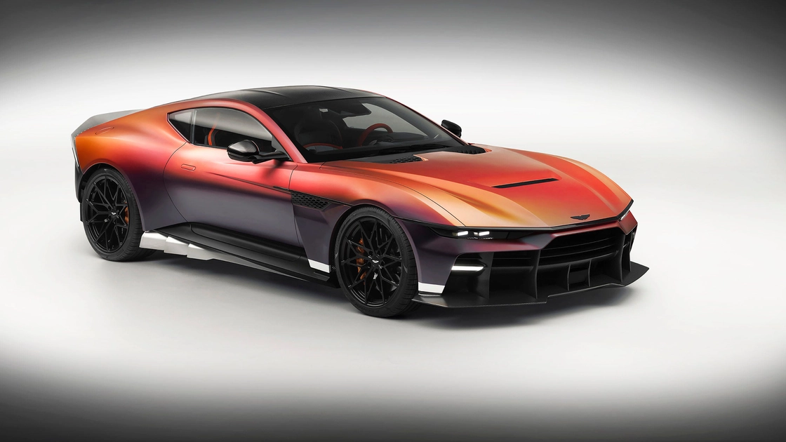 Ексклюзивний суперкар Aston Martin Valen у кольорі Satin Andromeda Red