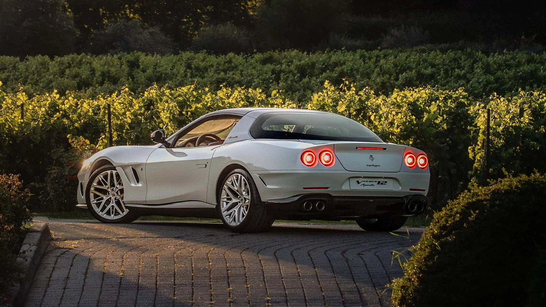 Елегантний білий спорткар Touring Superleggera Veloce12 Aperta на фоні природи