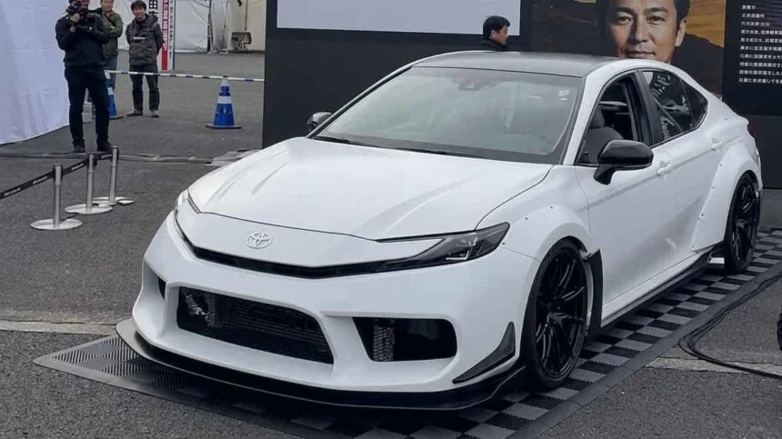 Експериментальний седан Toyota Camry з двома двигунами