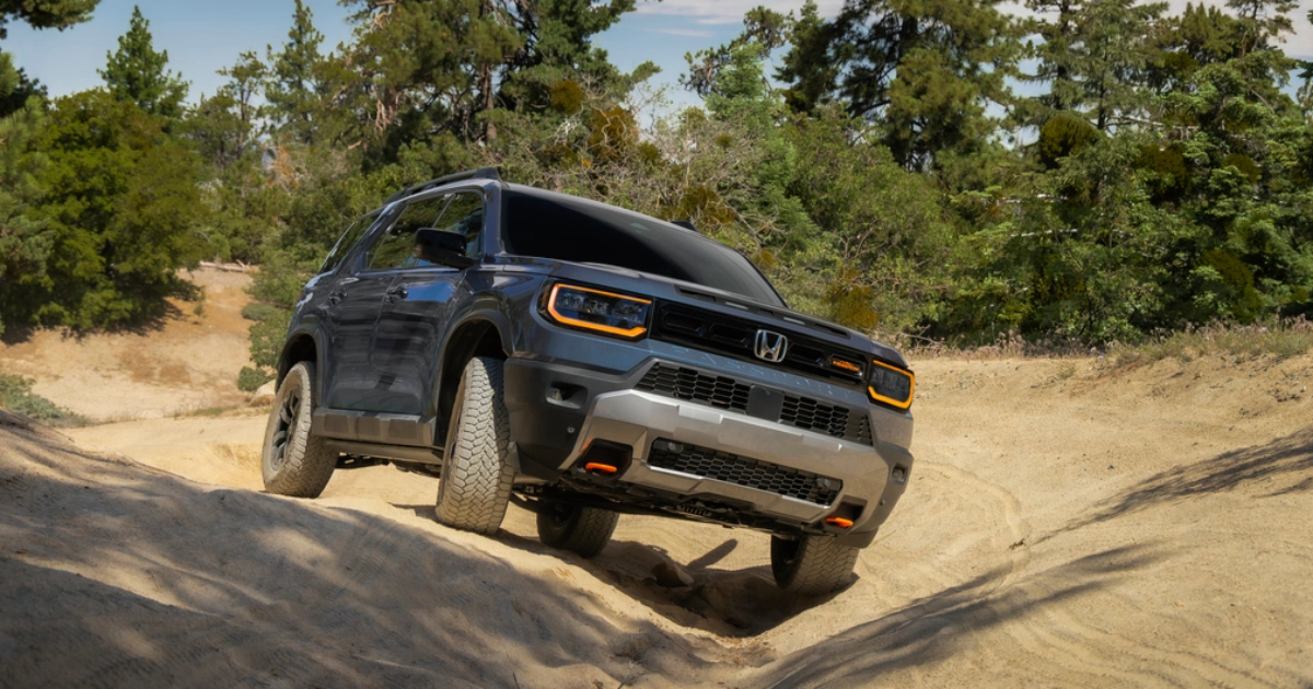 Honda Passport TrailSport їде бездоріжжям, вигляд спереду