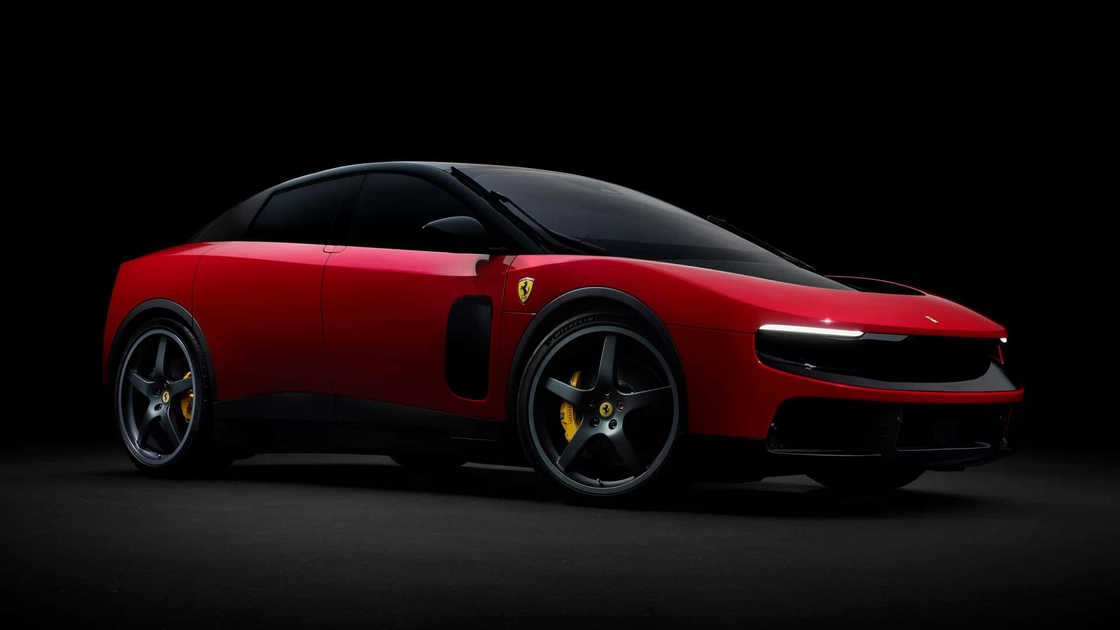 Електромобіль Ferrari Luce сріблястого кольору