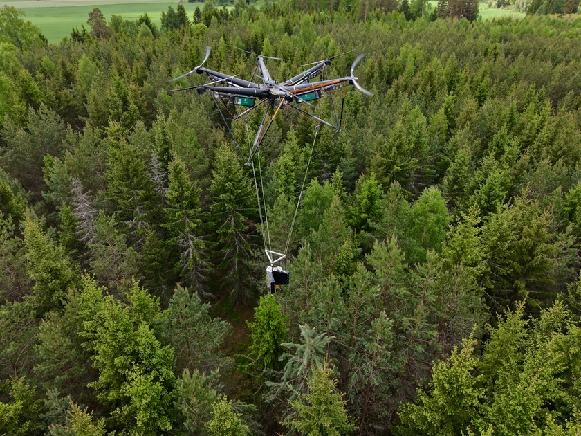 Дрон AirForestry вперше автономно зрубав дерево і виніс його з лісу