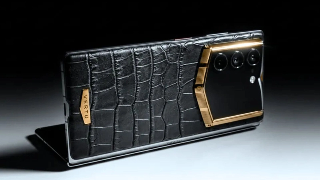 L'Alphafold de Vertu, ouvert en mode tablette : dalle OLED 8,05 pouces, charnière titane-fibre de carbone.